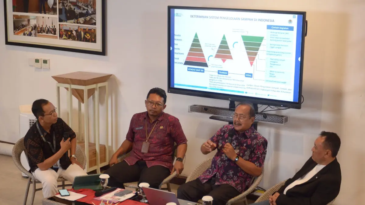 CARI SOLUSI: Suasana diskusi bertajuk "Menjaga Harmoni Bali, Sinergi Lintas Sektor untuk Pembangunan Berkelanjutan" yang digelar Jawa Pos Radar Bali  dan RadarBali.id di Gedung Dharma Negara Alaya pada Selasa (12/5/2026). Lewat diskusi itu diharapkan ada solusi penanganan sampah di Bali. (Adrian Suwanto/Radar Bali)