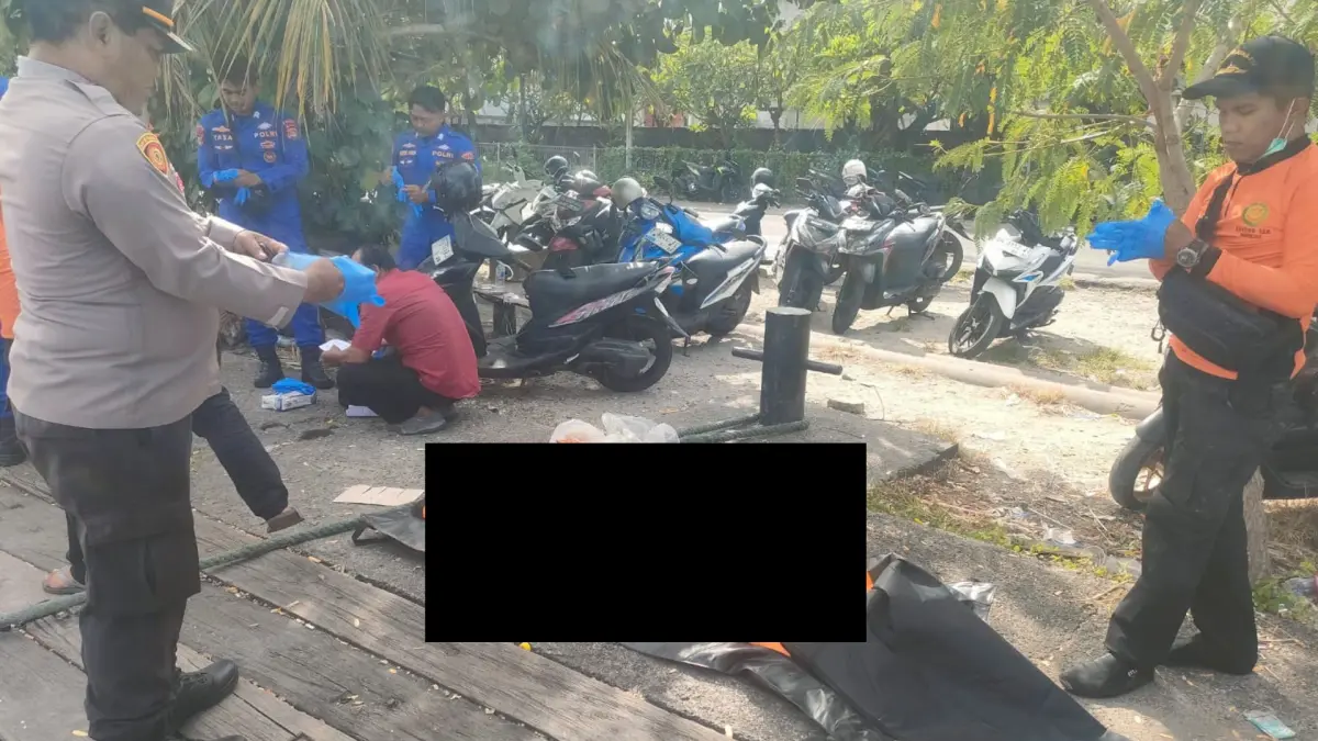 CEK IDENTITAS: Aparat kepolisian melakukan olah TKP untuk mengecek identitas jenazah yang ditemukan mengapung di perairan Pelabuhan Benoa. (Polresta Denpasar)