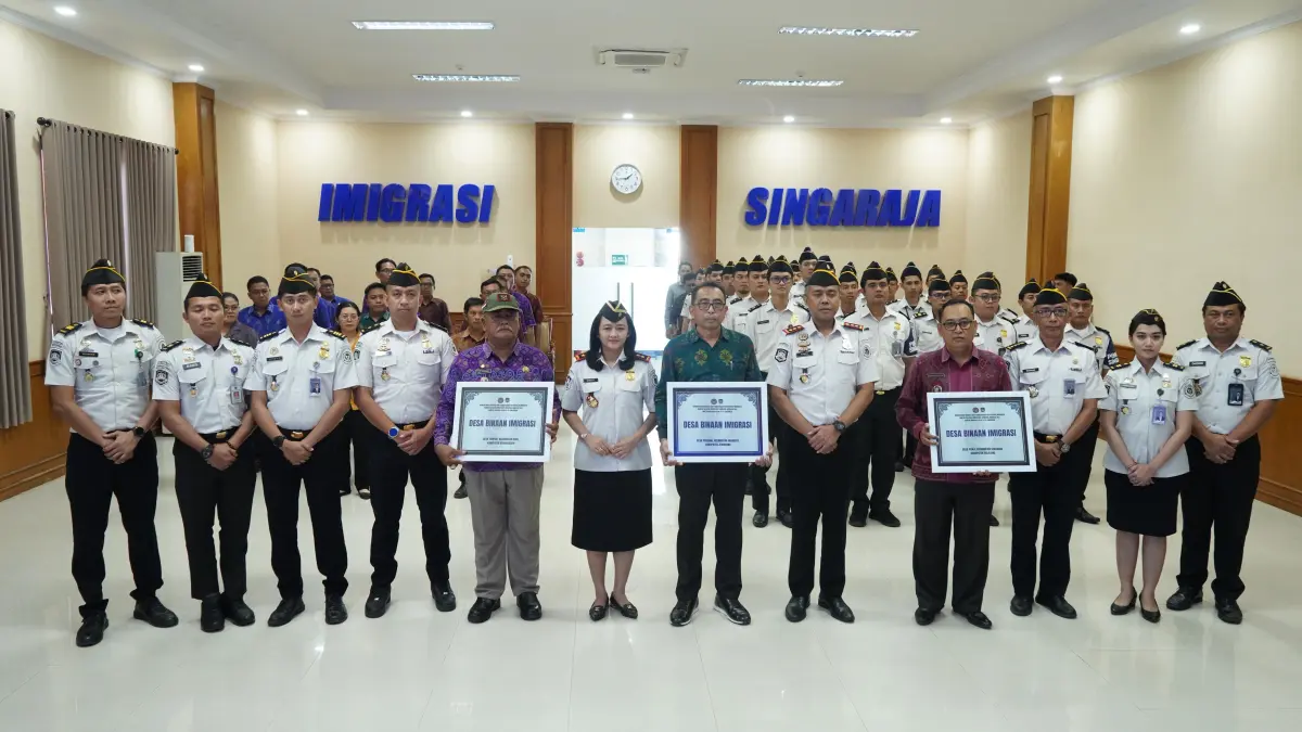 DESA BINAAN: Kepala Kantor Wilayah (Kanwil) Imigrasi Bali, Felucia Sengky Ratna dan jajaran Imigrasi Singaraja, mengukuhkan 12 desa binaan Imigrasi guna mencegah Tindak Pidana Perdagangan Orang (TPPO). (Imigrasi Singaraja)