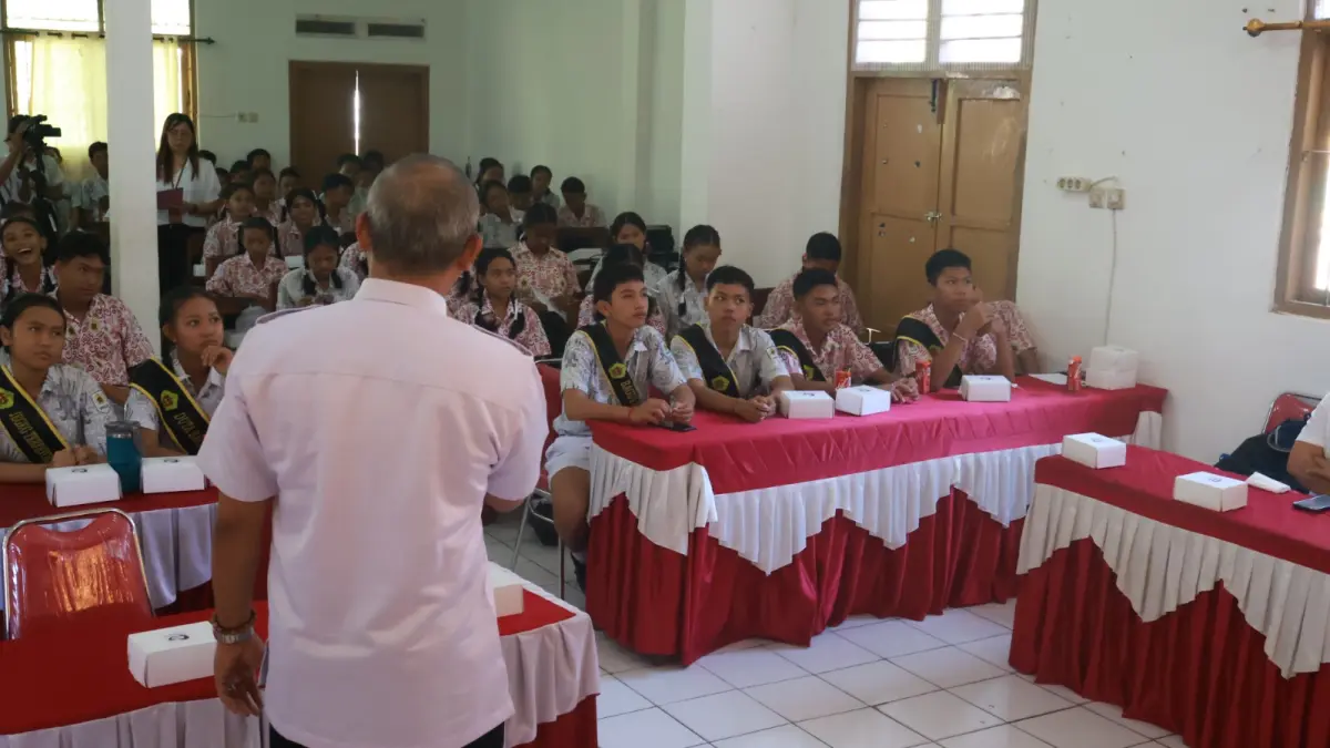SOSIALISASI: Sosialisasi pengelolaan sampah di SMPN 2 Singaraja. (Pemkab Buleleng)