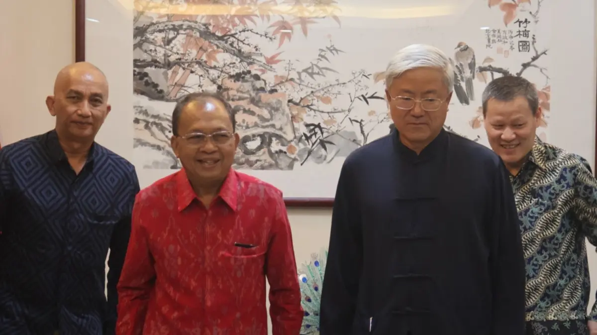 BERTEMU: Gubernur Bali, Wayan Koster (dua baju merah) bertemu dengan Konjen Tiongkok di Denpasar, Zhang Zhisheng (dua dari kanan), pada Kamis (14/5/2026). Salah satu yang dibahas adalah penuntasan sampah melalui program PSEL. (Pemprov Bali)