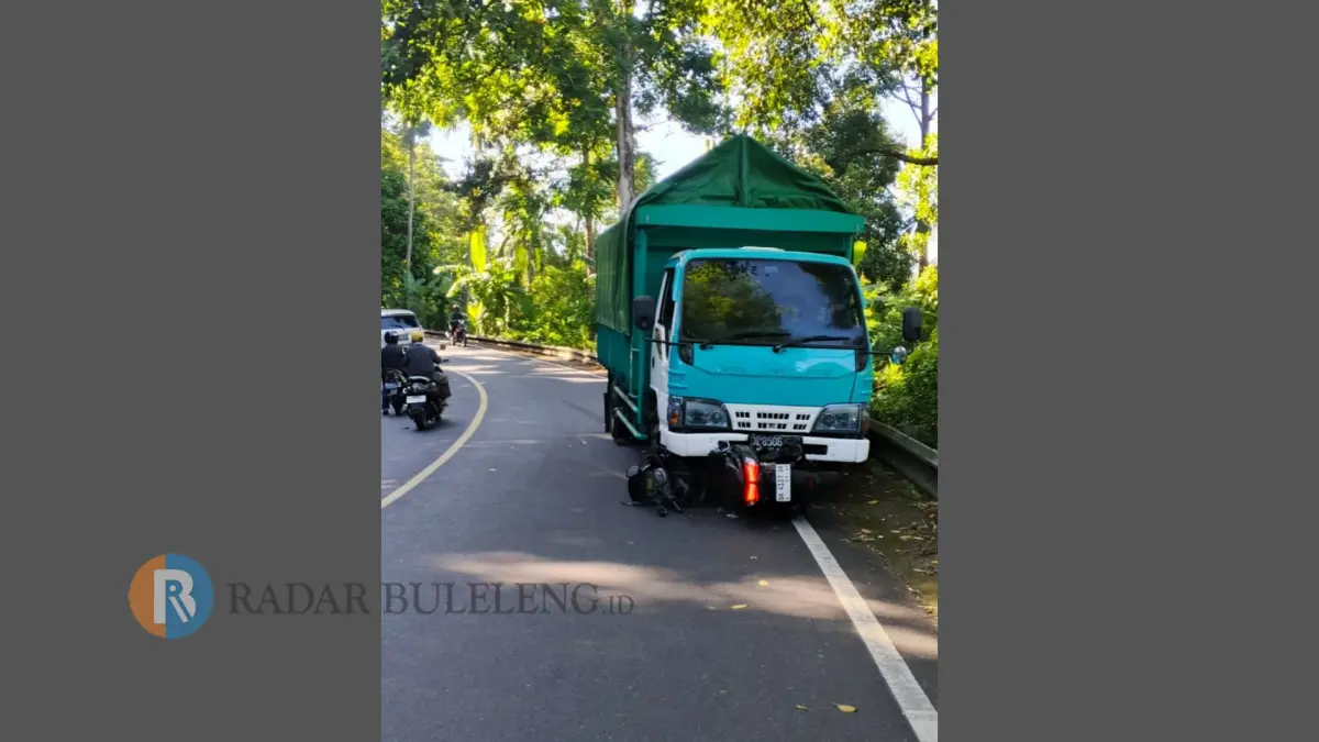 MAUT: Peristiwa kecelakaan antara truk dan sepeda motor yang terjadi di Jalan Raya Singaraja-Denpasar, tepatnya kawasan Bangkiang Sidem. Peristiwa itu menyebabkan seorang mahasiswa pengendara sepeda motor tewas. (Polres Buleleng)