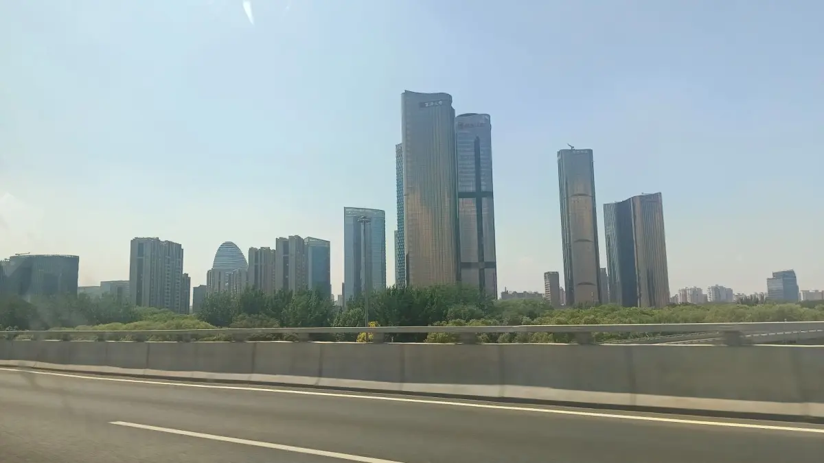 PENCAKAR LANGIT: Suasana di Kota Beijing, Tiongkok. Kota ini dipenuhi dengan gedung bertingkat. Tidak ada kabel membentang yang mengganggu pemandangan kota. (Eka Prasetya/Radar Buleleng)