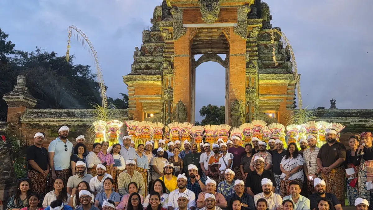 PROMOSI: Para agen perjalanan wisata asal India diajak ke Pura Taman Ayun sebagai salah satu destinasi budaya. Bali melalui Pemkab Badung kini membidik segmen wisatawan asal India. (Marsellus Pampur/Radar Bali)