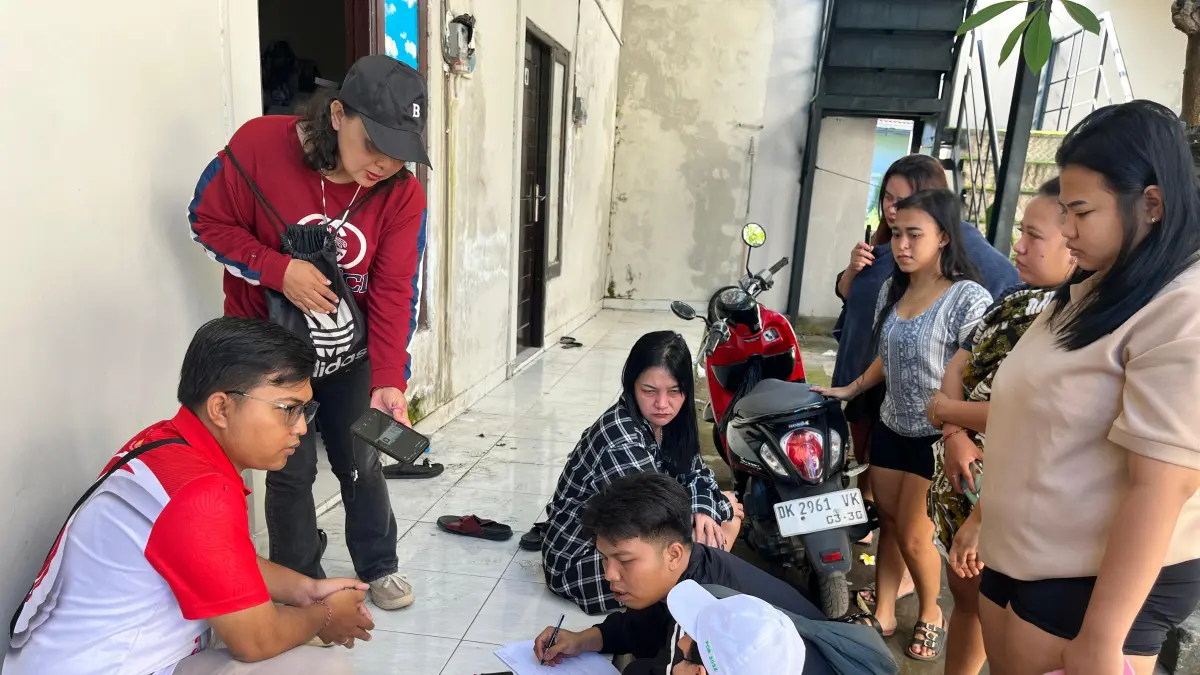 SIDAK: Suasana sidak identitas kependudukan yang dilakukan di salah satu rumah kost yang ada di Kelurahan Penarukan. Razia kependudukan di wilayah ini digencarkan sejak beberapa hari lalu. (Kelurahan Penarukan)