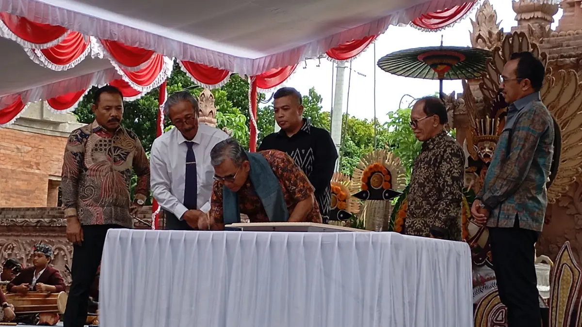 TANDA TANGAN PRASASTI: Ketua MPR,  Ahmad Muzani, menandatangani prasasti usai memberikan kuliah umum di Institut Mpu Kuturan, Singaraja. (Francelino Junior/Radar Buleleng)