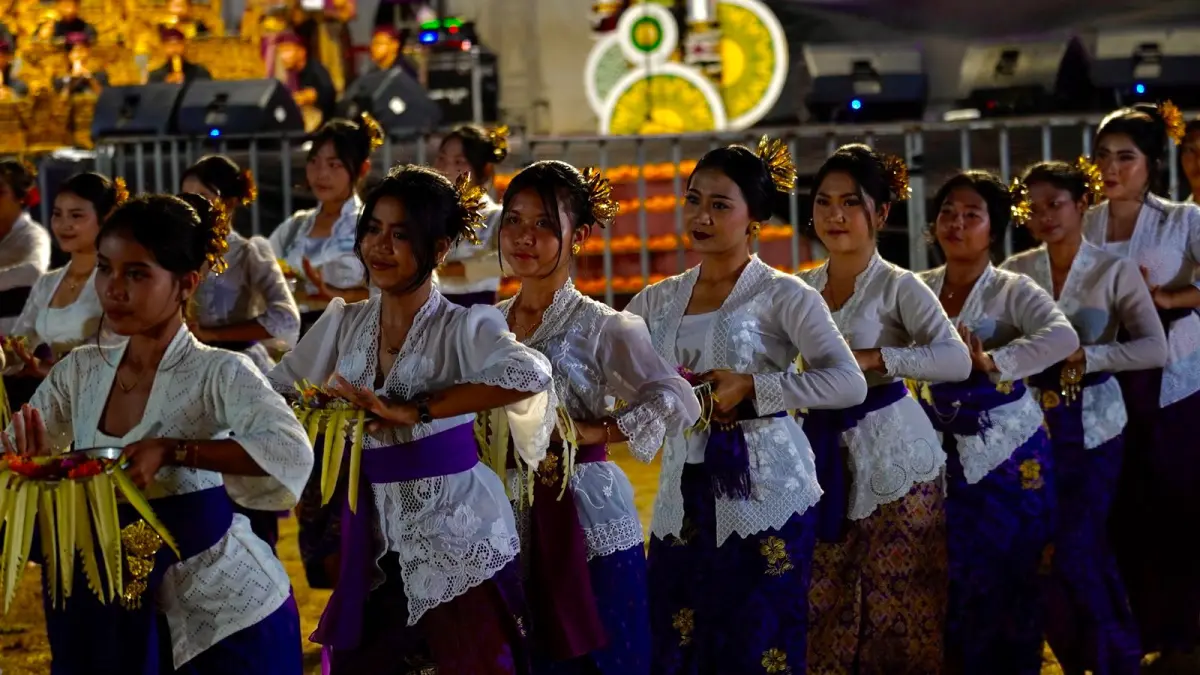 BUSUNGBIU FESTIVAL: Pementasan Tari Pendet massal yang ditarikan PKK dan siswa dalam pagelaran Busungbiu Festival 2026 di Lapangan Umum Natha Praja Desa Busungbiu, pada Sabtu (16/5/2026). (Pemkab Buleleng)