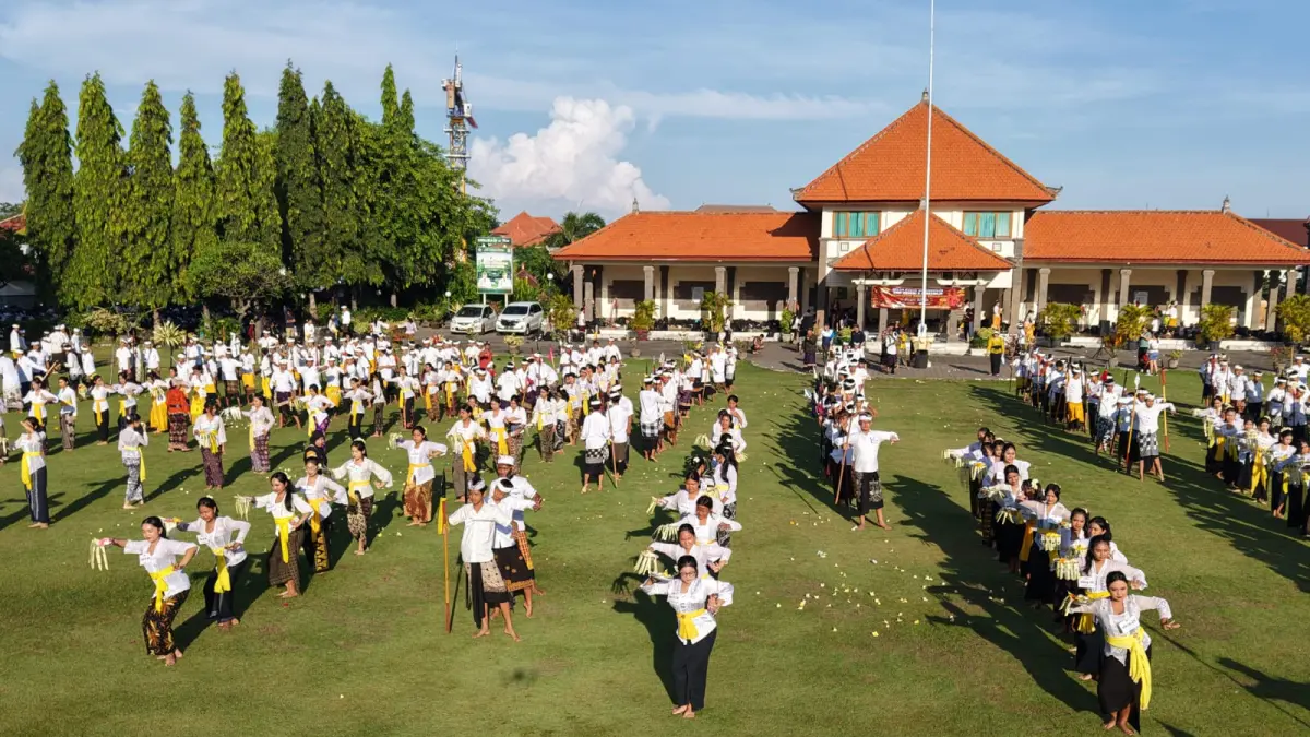 MERIAH: Penampilan siswa SMPN 2 Singaraja di Taman Kota Singaraja pada Sabtu (16/5/2026) sore. (Pemkab Buleleng)