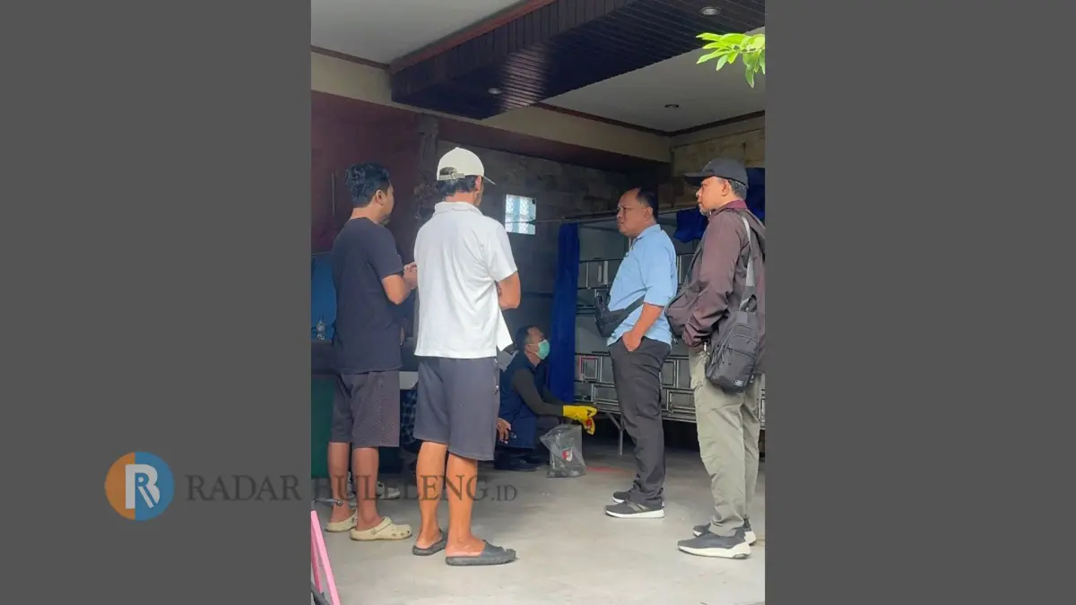 OLAH TKP: Aparat kepolisian Polres Tabanan melakukan olah TKP di lokasi penangkaran burung. Puluhan burung langka digondol maling. (istimewa)