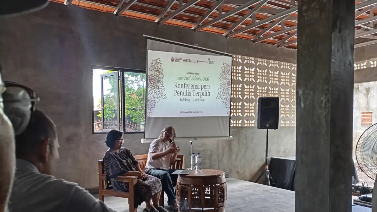 FESTIVAL LITERASI: Direktur Singaraja Literary Festival, Kadek Sonia Piscayanti (kiri) dan Founder Singaraja Literary Festival, Made Adnyana Ole (kanan) menjelaskan program Emerging Writers 2026 yang melibatkan 13 orang penulis dari Bali dan Nusa Tenggara. (Francelino Junior/Radar Buleleng)