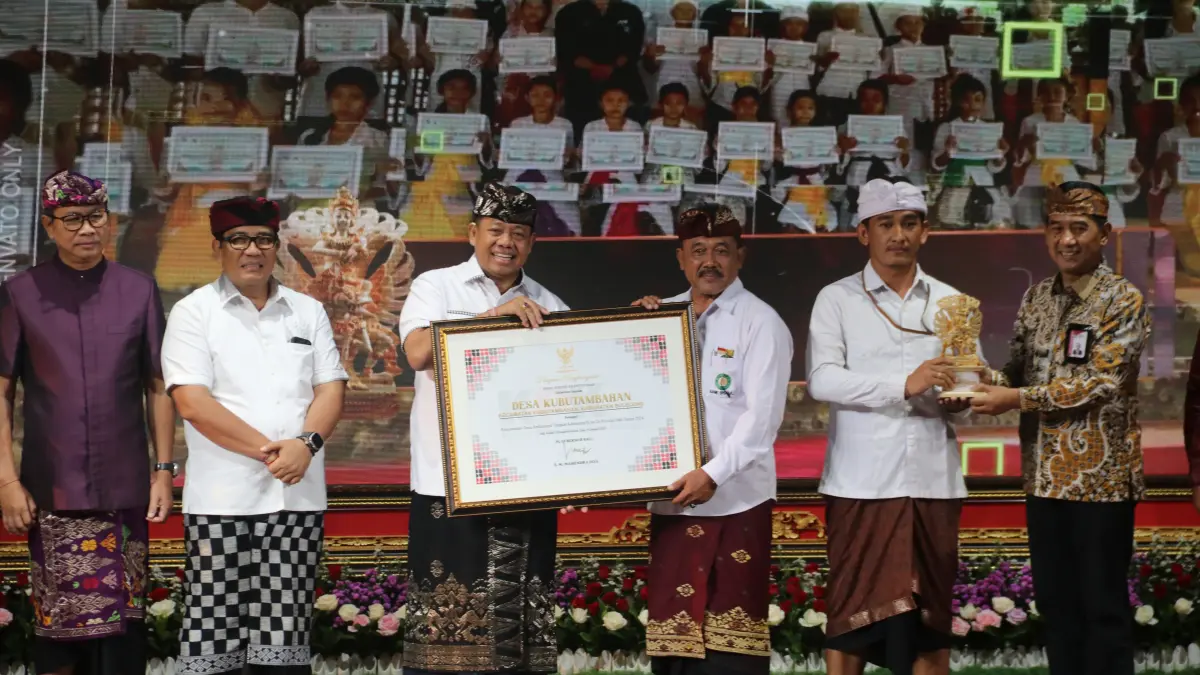 ANTI KORUPSI: Perbekel Desa Kubutambahan, Gede Pariadnyana menerima piagam predikat Desa Percontohan Anti Korupsi dari Penjabat Gubernur Bali, Sang Made Mahendra Jaya pada tahun 2024 lalu. (Pemdes Kubutambahan)
