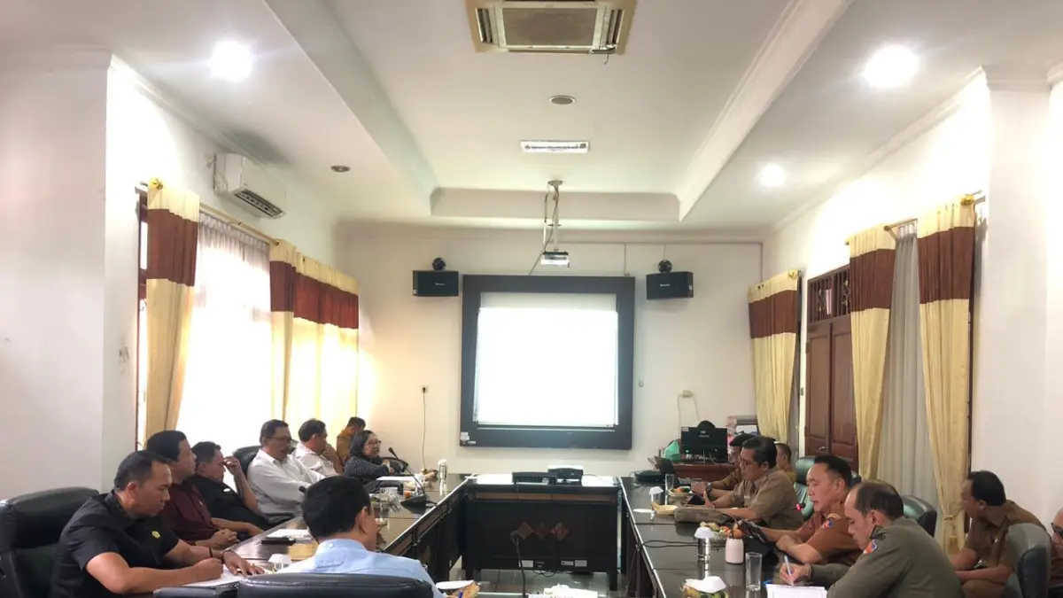 BAHAS PERIZINAN: Suasana rapat Komisi II DPRD Buleleng membahas masalah perizinan dan tata ruang di Buleleng. (DPRD Buleleng)