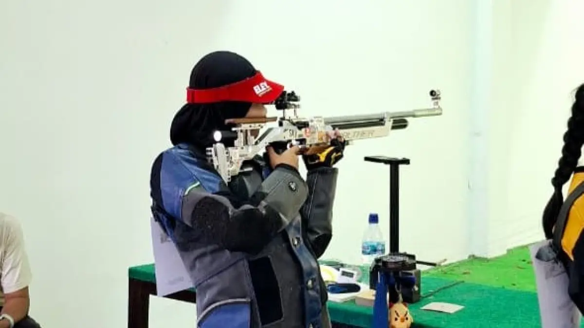 REBUT MEDALI EMAS: Atlet menembak Buleleng, Savitri Mirzaeila saat berkompetisi pada ajang Kejurnas Jateng Open Shooting Series 2026. Ia berhasil merebut medali emas pada nomor 10 meter air riffle. (Perbakin Buleleng)