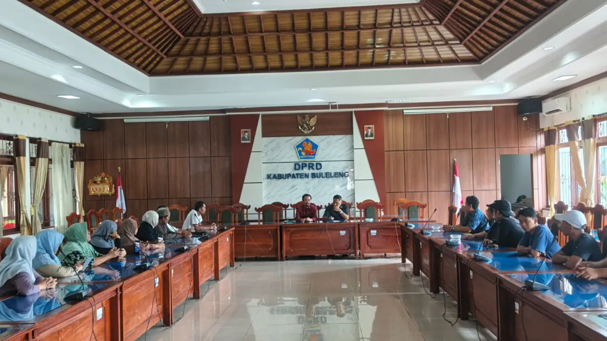 SAMPAIKAN KELUHAN: Warga Pemaron saat mendatangi DPRD Buleleng menyampaikan keluhan terkait operasional PLTD Pemaron yang dinilai mengganggu kenyamanan masyarakat. (Francelino Junior/Radar Buleleng)