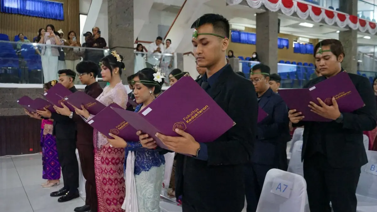 ANGKAT SUMPAH: Proses pelantikan dan pengangkatan sumpah dokter di Auditorium Universitas Pendidikan Ganesha (Undiksha) pada Selasa (19/5/2026). (Humas Undiksha)