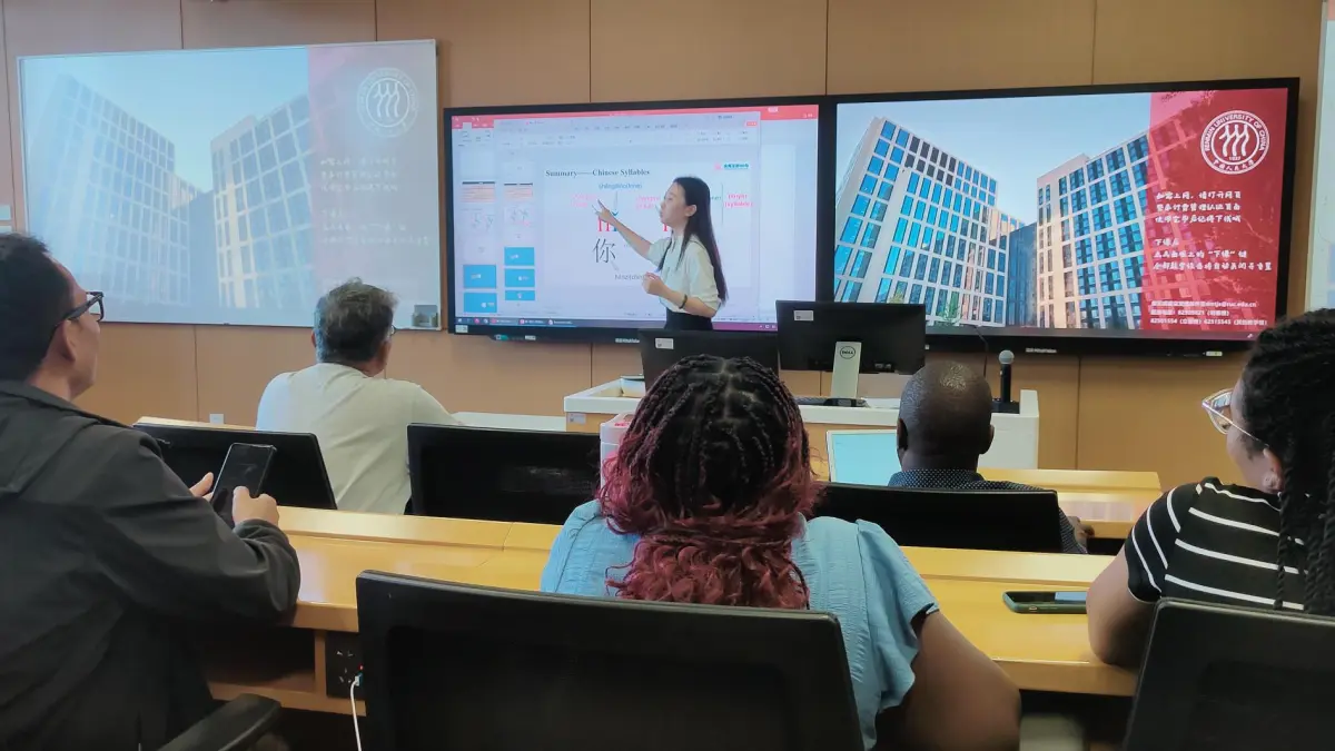 BELAJAR BAHASA MANDARIN: Jurnalis peserta CIPCC dari kawasan Asia Pasifik dan Karibia saat mengikuti kelas Bahasa Mandarin dasar di Renmin University of China pada Senin (18/5/2026). (Eka Prasetya/Radar Buleleng)
