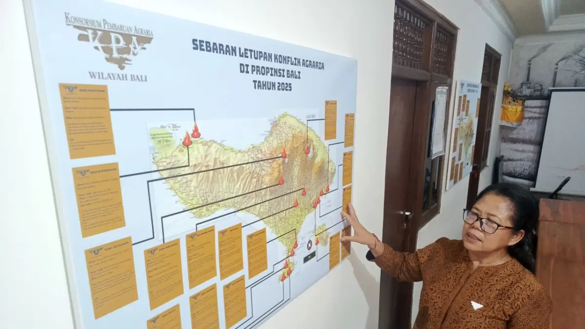 KONFLIK AGRARIA: Koordinator KPA Wilayah Bali, Ni Made Indrawati menunjukkan peta konflik agraria di Pulau Bali. (I Wayan Widyantara/Radar Bali)