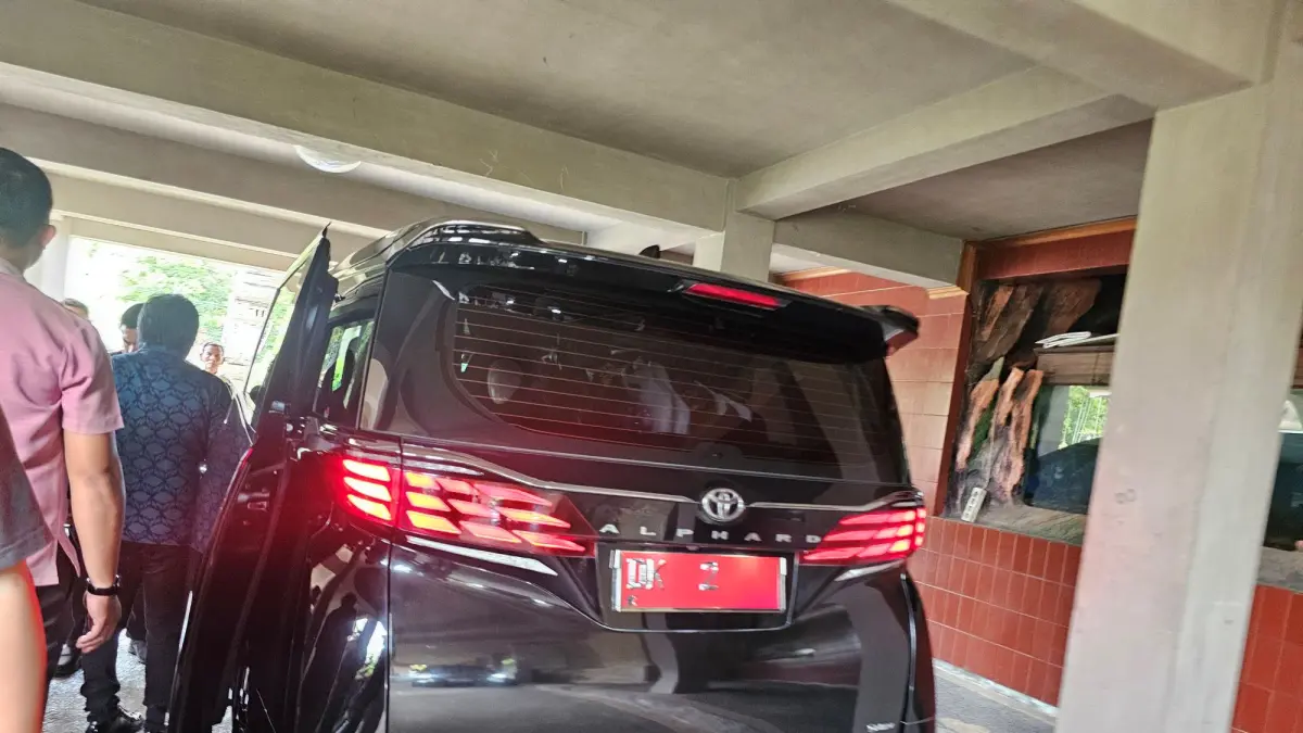 MOBIL DINAS: Mobil dinas Toyota Alphard yang digunakan Wakil Gubernur Bali, Nyoman Giri Prasta. (Ni Kadek Novi Febriani/Radar Bali)