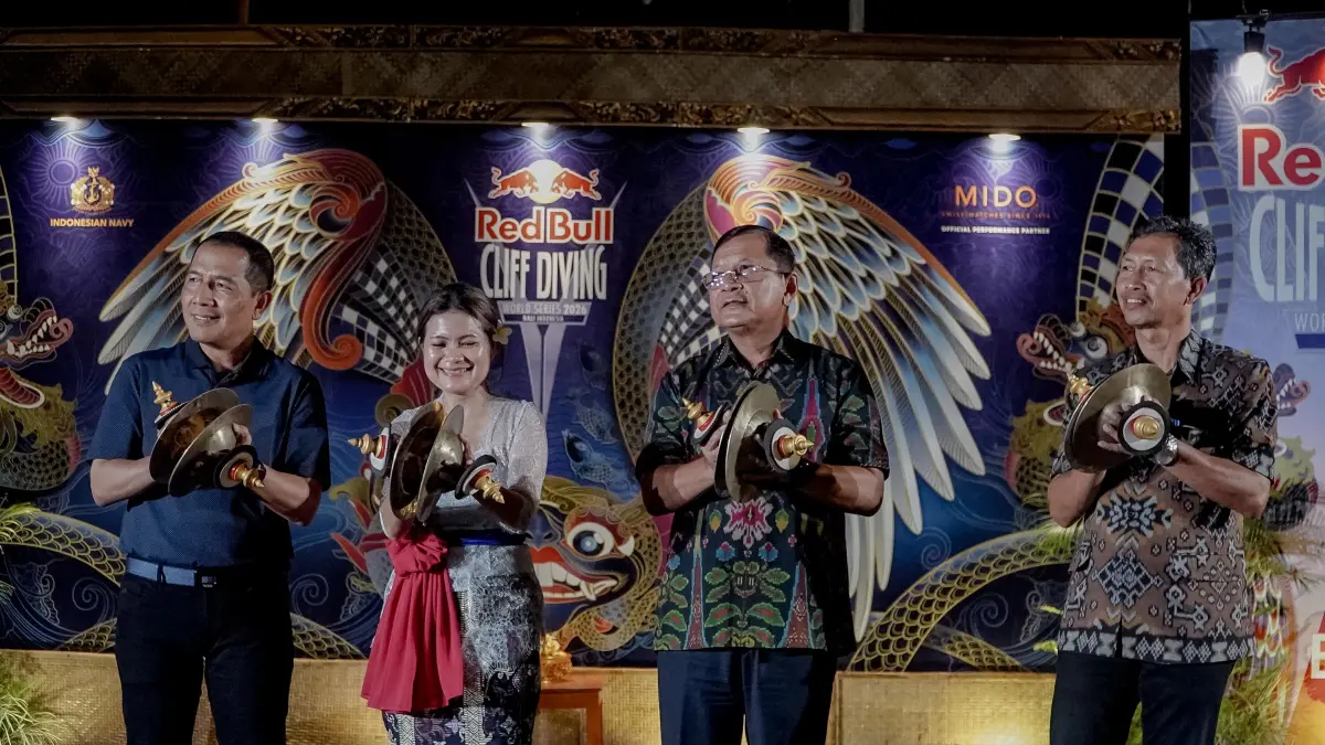 OLAHRAGA EKSTREM: Bupati Buleleng, Nyoman Sutjidra (dua dari kanan) saat membuka Red Bull Cliff Diving World Series 2026. (Pemkab Buleleng)
