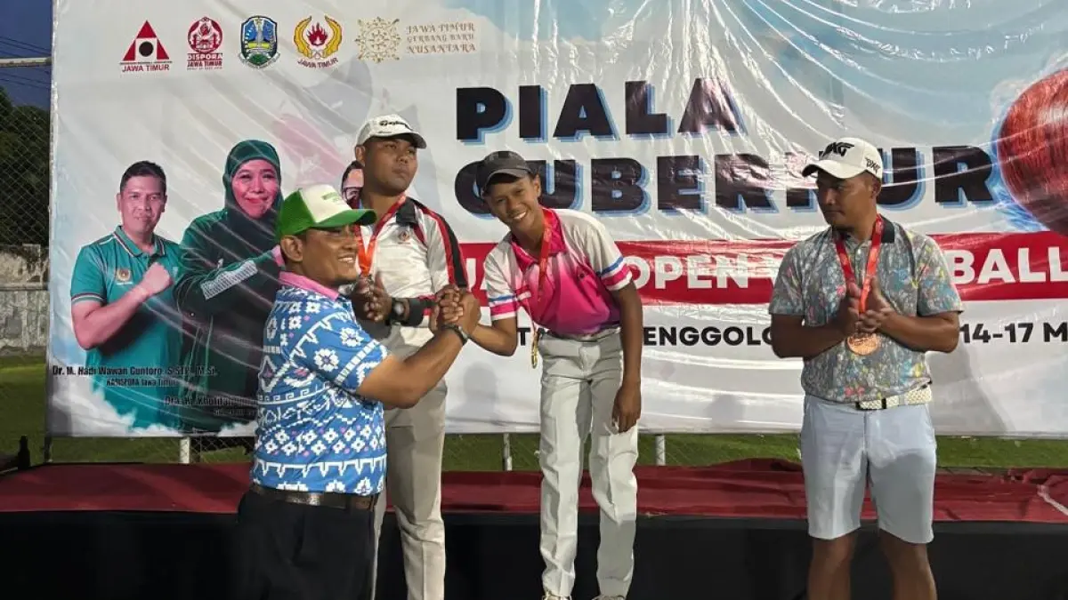 REBUT EMAS: Atlet woodball asal Buleleng, Danang Rizky Deyanto Putra (tengah) berhasil merebut medali emas pada ajang Kejuaraan Piala Gubernur Jatim Open Woodball 2026. (Woodball Buleleng)