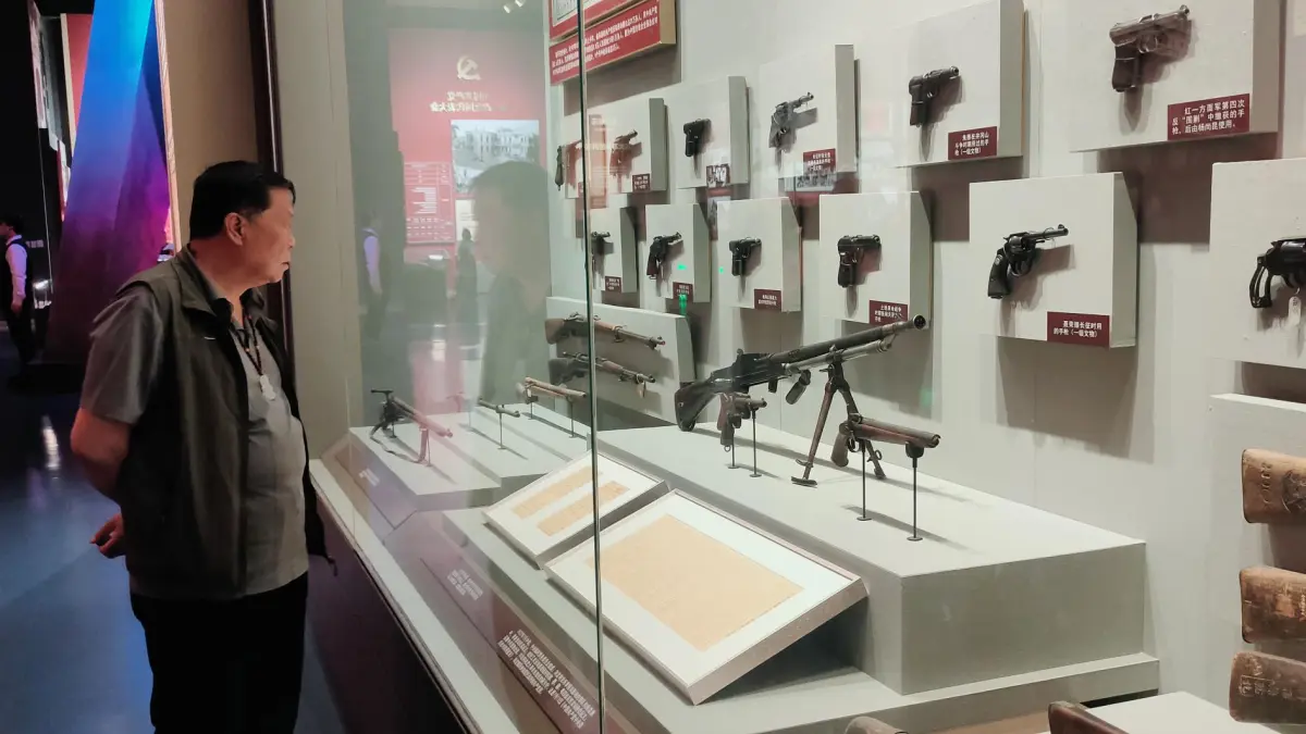 JEJAK SEJARAH: Sejumlah senjata yang dipamerkan di Museum Partai Komunis Tiongkok. Senjata tersebut pernah digunakan pada masa perang revolusi di Tiongkok. (Eka Prasetya/Radar Buleleng)