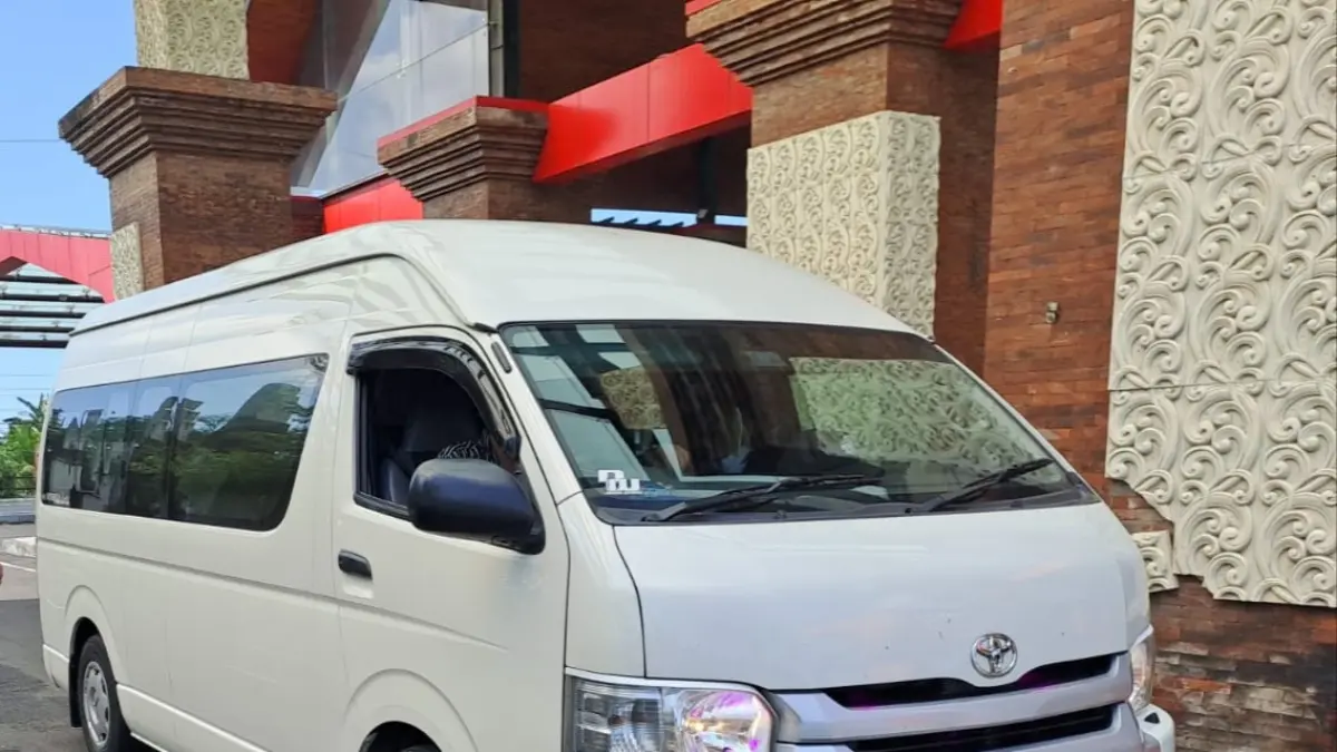 LOLOS: Mobil Toyota Hiace yang mengangkut puluhan anjing ras tanpa dokumen resmi ke Bali. Mobil itu berhasil melenggang ke Denpasar, setelah mendapat jaminan dari seorang "backing". (M. Basir/Radar Bali)