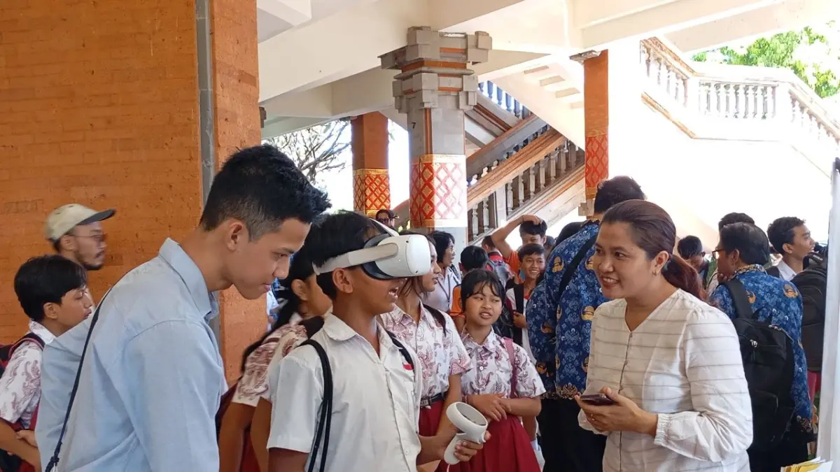 PENASARAN: Salah seorang siswa mencoba teknologi Virtual Reality (VR) yang dihadirkan pada ajang Buleleng Education Expo (BEE) di Gedung Kesenian Gde Manik Singaraja. (Francelino Junior/Radar Buleleng)