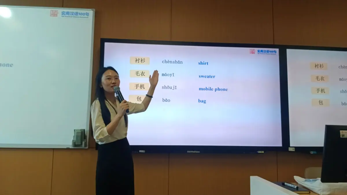 BELAJAR MANDARIN: Suasana kelas Bahasa Mandarin di Renmin University of China. Dalam seminggu para jurnalis peserta CIPCC mengikuti dua kali sesi belajar bahasa Mandarin. (Eka Prasetya/Radar Buleleng)