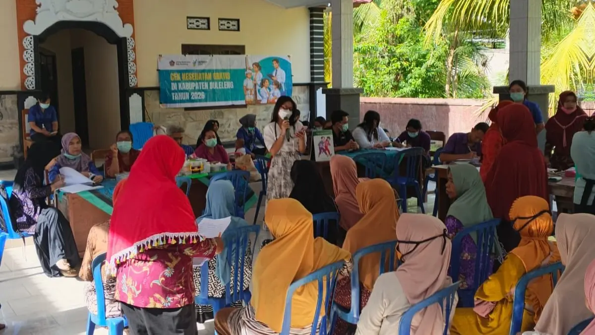 CEK KESEHATAN GRATIS: Suasana pelayanan Cek Kesehatan Gratis (CKG) dari Puskesmas Gerokgak I kepada masyarakat di Desa Celukan Bawang pada Maret lalu. (Kecamatan Gerokgak)
