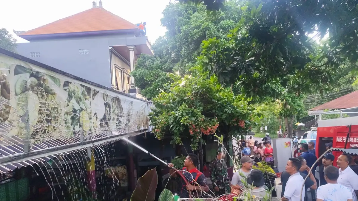 KEBAKARAN: Peristiwa kebakaran yang terjadi di Warung Ming Ming, salah satu warung Chinese Food yang ada di Desa Tejakula, Buleleng. (Polres Buleleng)