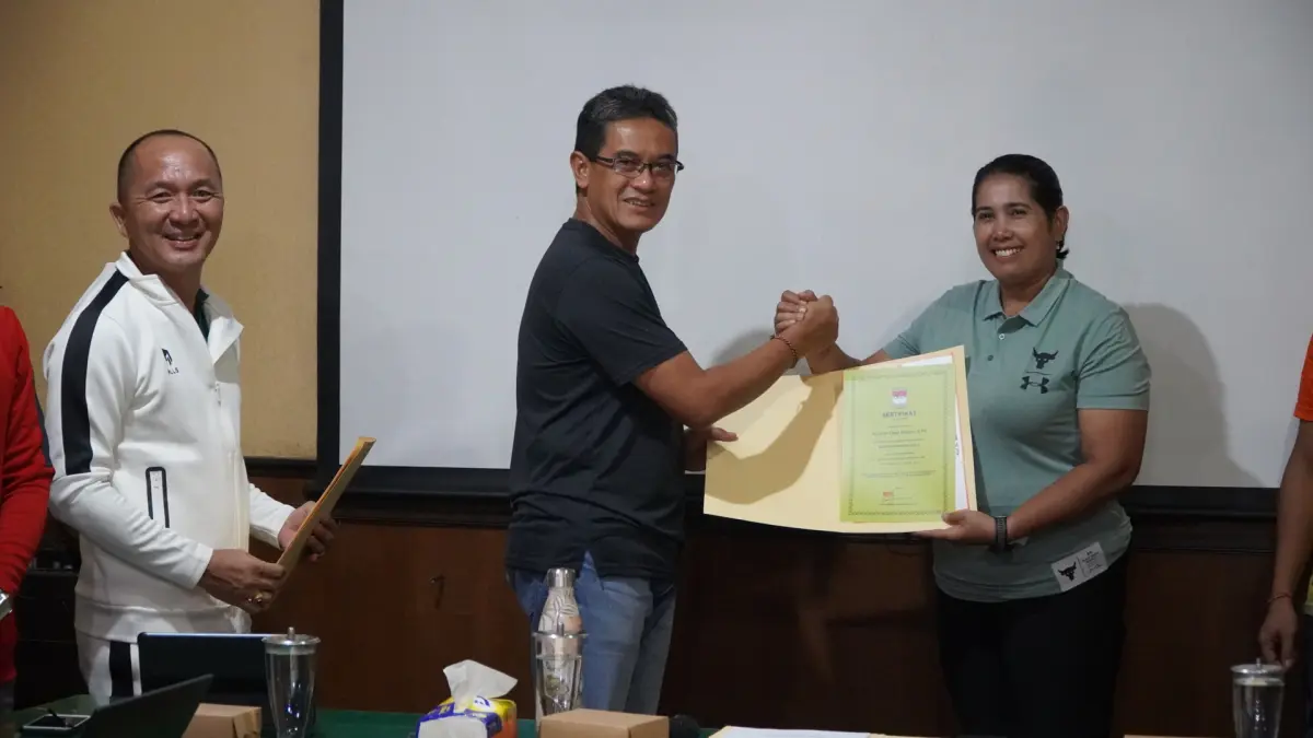 PERKUAT KOMPETENSI: Ketua Umum KONI Buleleng, Gede Supriatna (baju hitam) menyerahkan sertifikat pelatih fisik nasional kepada para pelatih cabang olahraga di Buleleng. (KONI Buleleng)