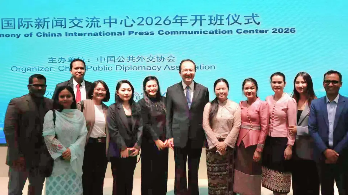 FOTO BERSAMA: Para jurnalis dari kawasan Asia Pasifik berfoto bersama Asisten Menteri Luar Negeri Tiongkok, Hong Lei, saat pembukaan program China International Press Communication Center (CIPCC) di Renmin University of China, Kamis (21/5/2026). (Eka Prasetya/Radar Buleleng)