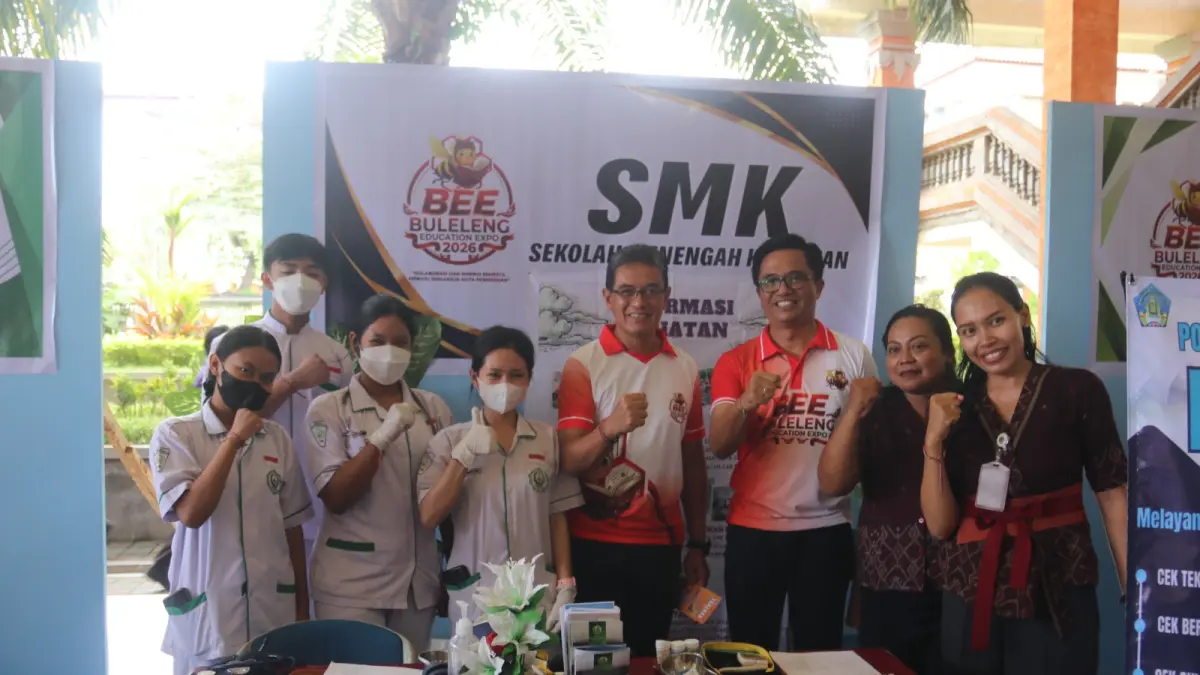 BULELENG EDUCATION EXPO: Wakil Bupati Buleleng, Gede Supriatna (empat dari kanan) bersama Kepala Disdikpora Buleleng, Ida Bagus Gde Surya Bharata (tiga dari kanan) berfoto bersama di stand SMKN 1 Kubutambahan dalam ajang Buleleng Education Expo 2026. (Pemkab Buleleng)