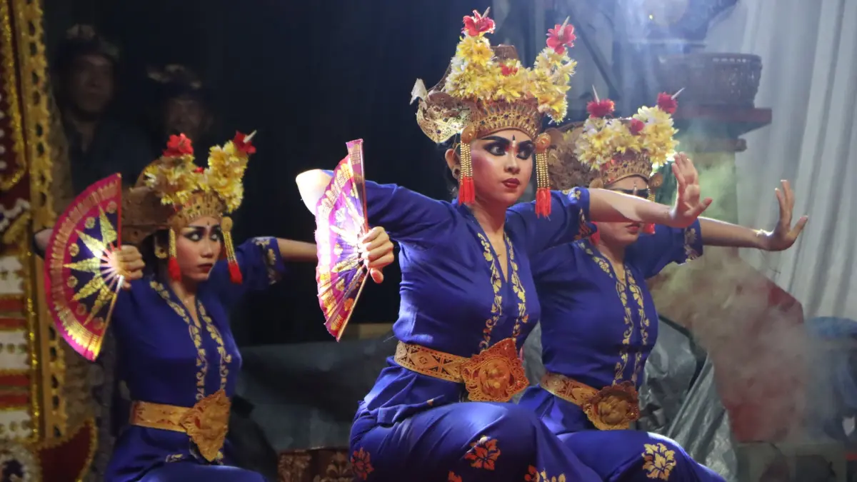 FESTIVAL: Salah satu tari yang ditampilkan dalam pembukaan Sawan Festival di Pantai Kerobokan, Buleleng, pada Jumat (22/5/2026) malam. (Pemkab Buleleng)