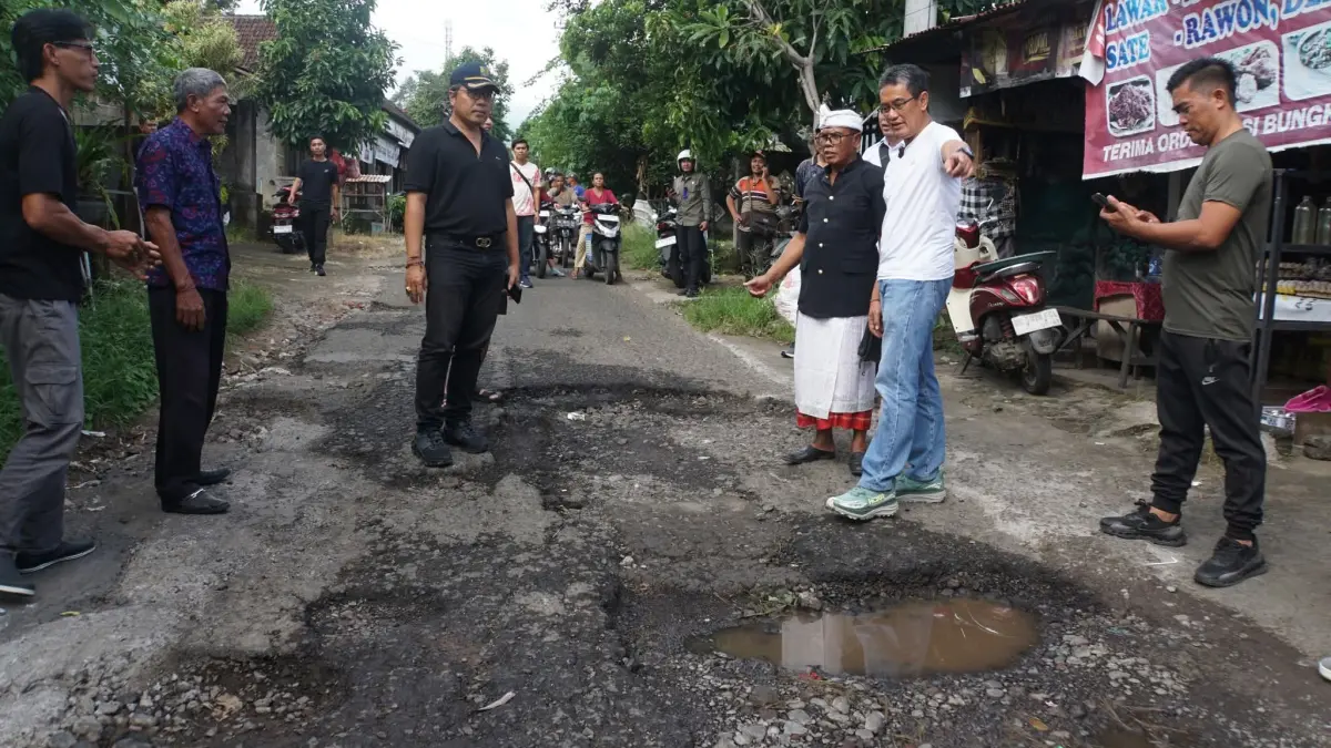 JALAN RUSAK: Wakil Bupati Buleleng, Gede Supriatna (baju putih) saat mengecek kerusakan jalan di Desa Alasangker, Buleleng. (Pemkab Buleleng)
