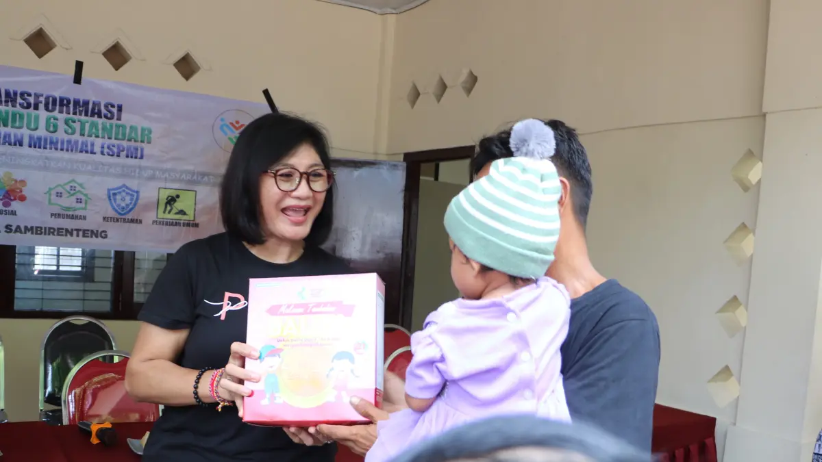 SALURKAN BANTUAN: Ketua Gabungan Organisasi Wanita (GOW) Buleleng, Ny. Hermawati Supriatna (kiri) menyerahkan bantuan kepada ibu hamil dan balita di Desa Sambirenteng, Tejakula. (Pemkab Buleleng)