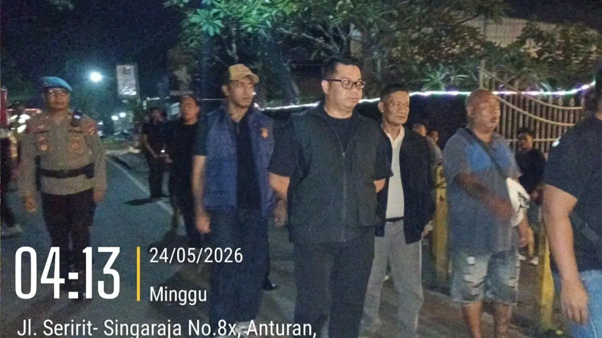 DATANGI TKP: Kapolres Buleleng, AKBP Ruzi Gusman (pakai kacamata) mendatangi kelab malam di Jalan Raya Singaraja-Gilimanuk yang diduga dikepung oleh sekelompok orang yang membawa senjata tajam. (Polres Buleleng)