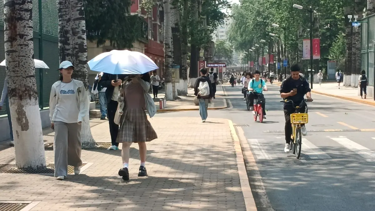 JALAN KAKI: Suasana di kampus Renmin University of China. Sehari-hari mahasiswa terbiasa berjalan kaki atau mengayuh sepeda menuju asrama dan gedung perkuliahan. (Eka Prasetya/Radar Buleleng)
