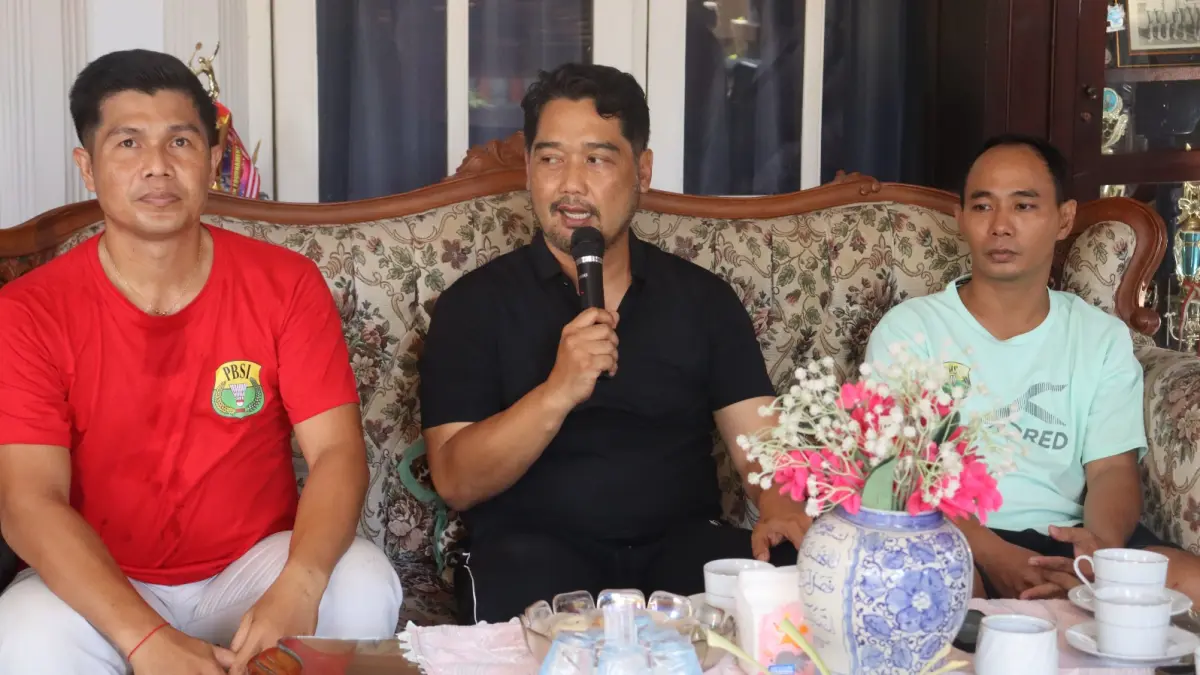 LEPAS ATLET: Ketua Umum PBSI Buleleng, Anak Agung Widya Putra (tengah) melepas atlet bulutangkis yang akan berkompetisi pada Porjar Bali 2026. (PBSI Buleleng)