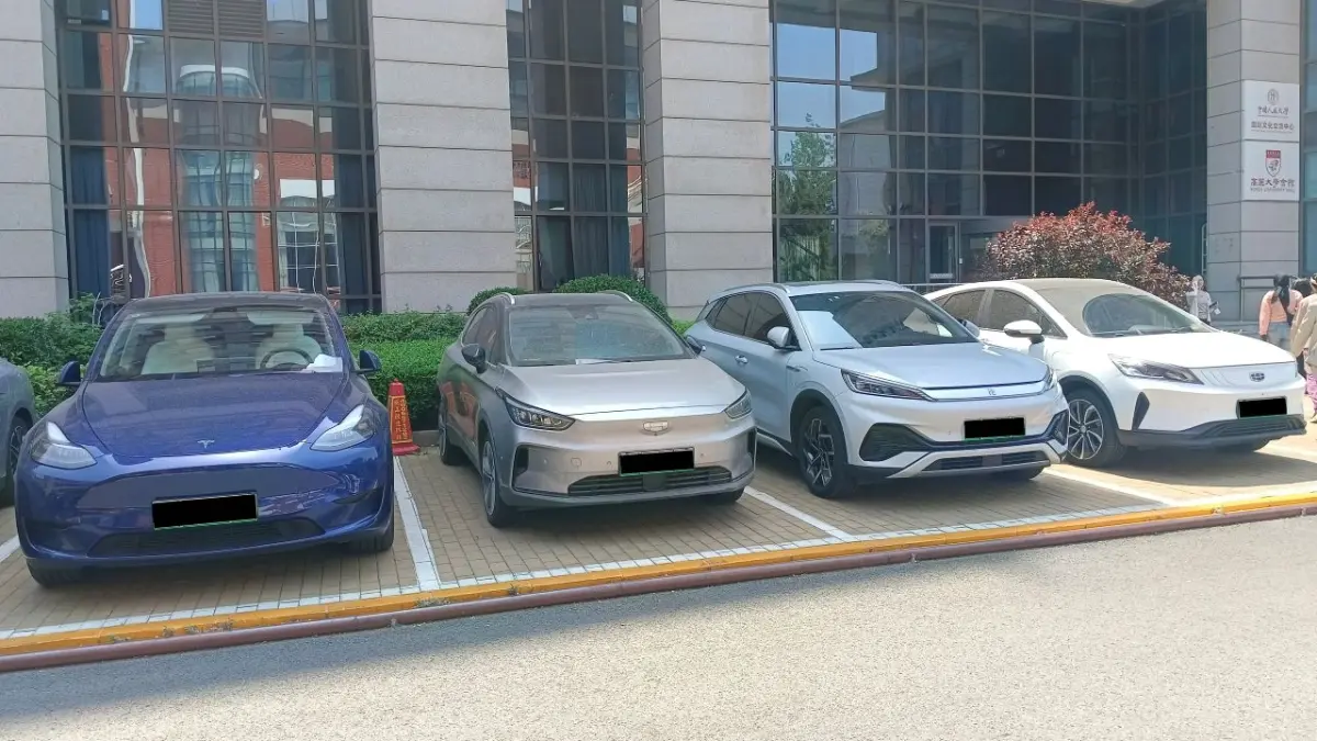 MOBIL LISTRIK: Deretan mobil listrik yang terparkir di area Renmin University of China. Kendaraan listrik mendominasi jalanan di Kota Beijing. (Eka Prasetya/Radar Buleleng)