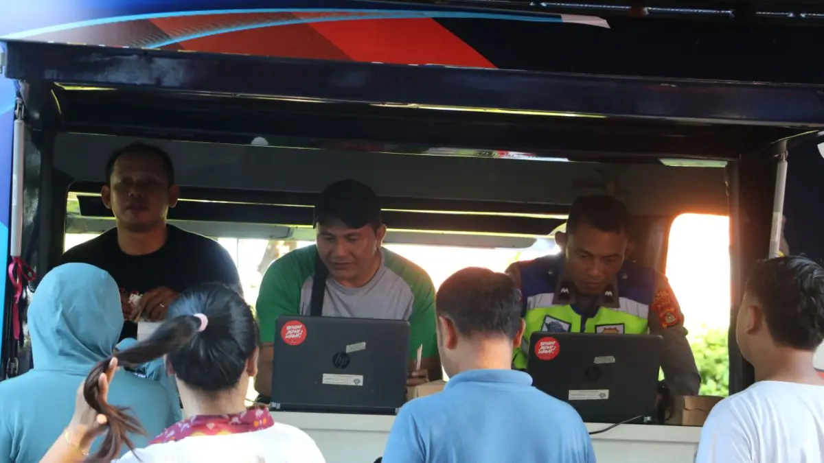 PAJAK: Layanan Pajak Kendaraan Bermotor (PKB) keliling Pemkab Buleleng pada ajang Car Free Day di Taman Kota Singaraja. (Pemkab Buleleng)
