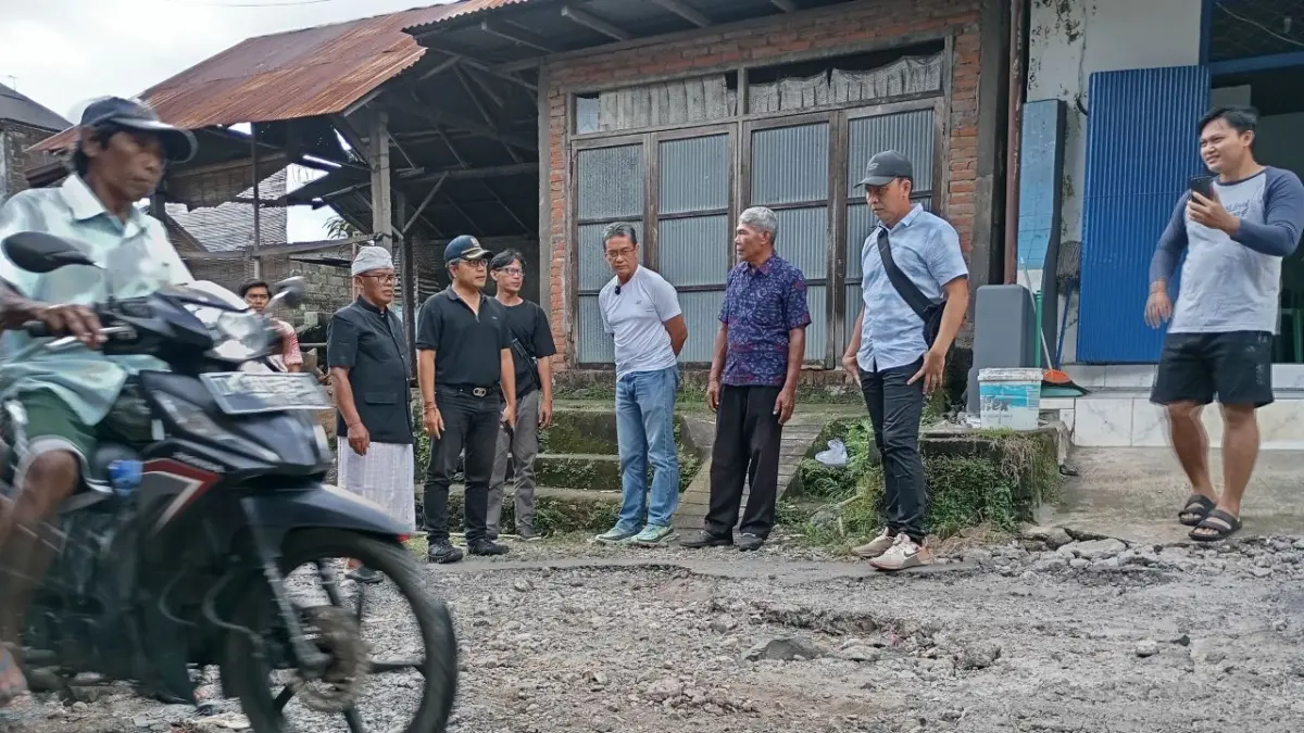 RUSAK PARAH: Kondisi kerusakan ruas jalan di Desa Alasangker,  Kabupaten Buleleng, Bali. Proses perbaikan jalan kini terpengaruh dengan lonjakan harga aspal. (Francelino Junior/Radar Buleleng)