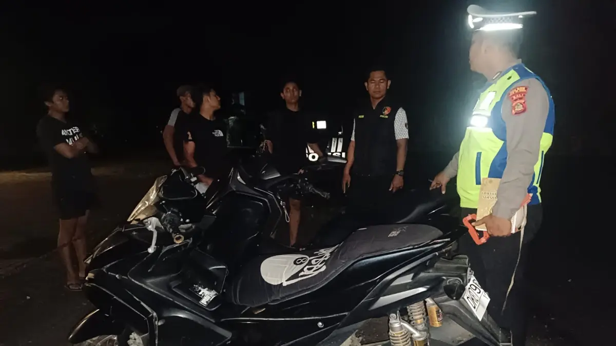 TABRAK LARI: Polisi melakukan olah TKP di lokasi kecelakaan lalu lintas tabrak lari di Jalan Raya Singaraja-Gilimanuk, tepatnya di kawasan Tanjung Alam, Kecamatan Banjar. (Polres Buleleng)