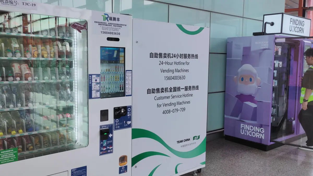 CASHLESS: Mesin penjual otomatis di Beijing Capital Airport. Nyaris seluruh transaksi di Tiongkok dilakukan secara non tunai alias cashless lewat aplikasi WeChat Pay dan Alipay. (Eka Prasetya/Radar Buleleng)