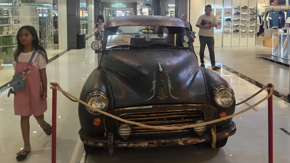 KLASIK: Mobil klasik Ford Model T lansiran tahun 1917 yang dipamerkan di Mall Bali Galeria. Mobil klasik ini merupakan satu-satunya mobil Ford Model T yang ada di Bali. (Ni Kadek Novi Febriani/Radar Bali)