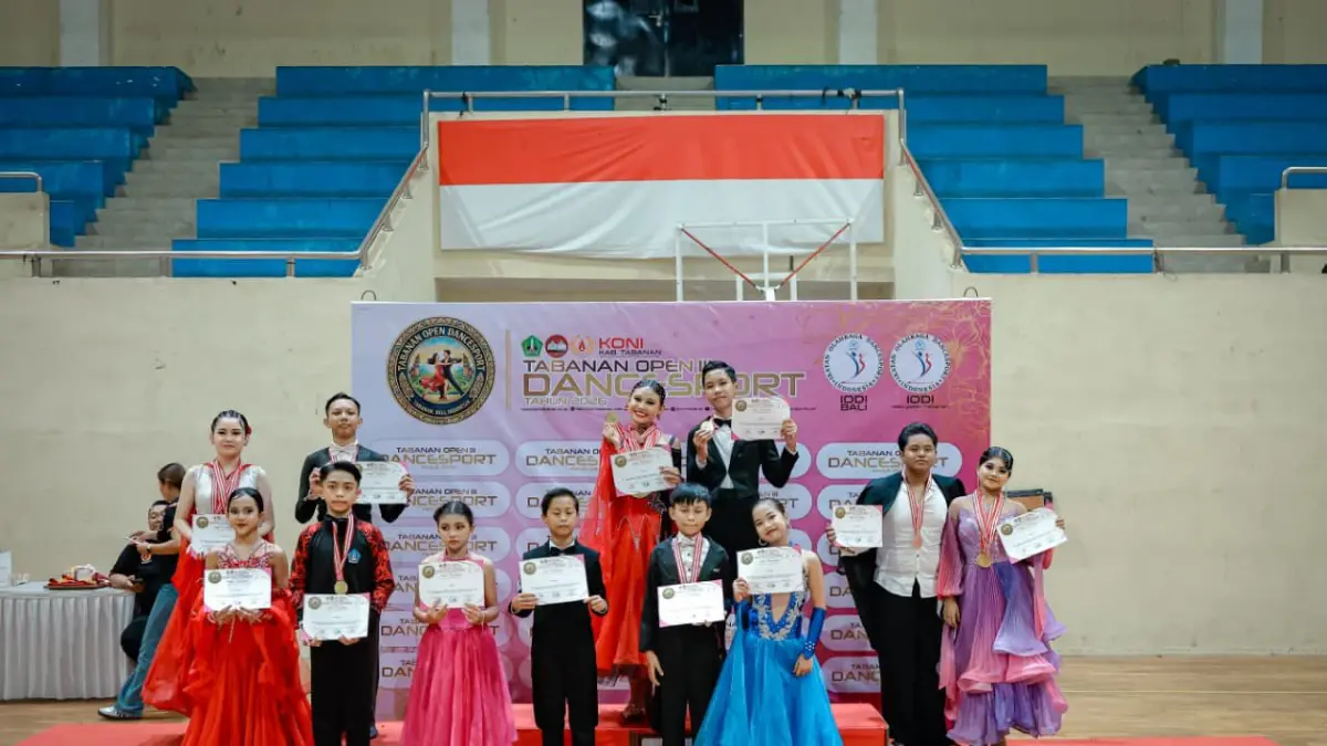REBUT MEDALI: Atlet Buleleng berhasil memborong medali pada kompetisi dancesport Tabanan Open III Tahun 2026. (IODI Buleleng)