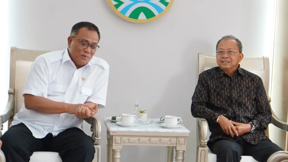 BAHAS SAMPAH: Gubernur Bali, Wayan Koster (kanan) dan Menteri Lingkungan Hidup RI, Mohammad Jumhur Hidayat (kiri) bertemu  di Kementerian Lingkungan Hidup. Keduanya membahas sampah yang kini jadi masalah di Bali. (Pemprov Bali)