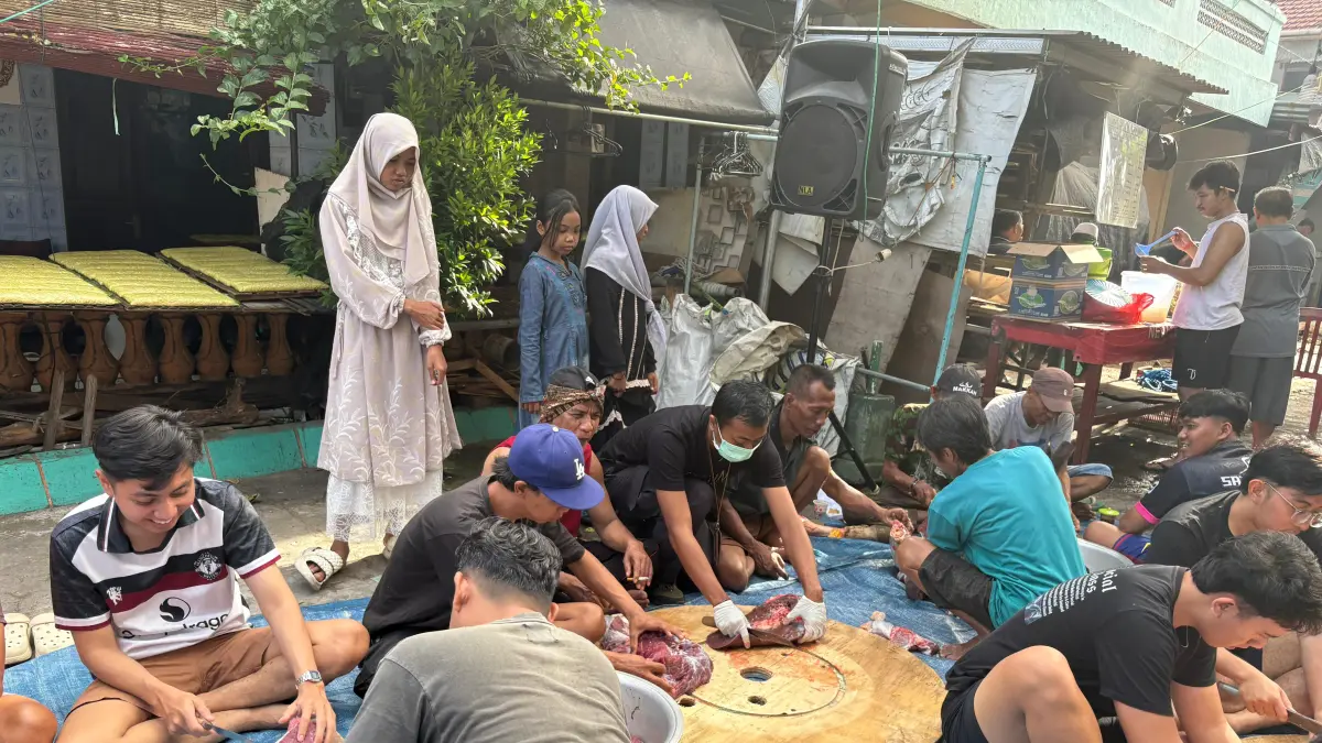 CEK KUALITAS DAGING: Petugas dokter hewan (pakai masker) dari Distankan Buleleng mengecek kualitas daging kurban yang disembelih di Masjid Agung Jami