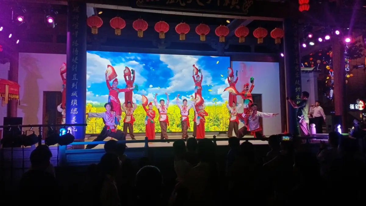 TARI TRADISIONAL: Tari Lentera Huagu, salah satu tarian tradisional di Provinsi Anhui. Saat Kota Fuyang mulai berbenah menjadi kota modern, pemerintah menyediakan ruang terbuka yang ramah bagi warga. Sehingga pementasan kesenian tradisional tetap hidup. (Eka Prasetya/Radar Buleleng)
