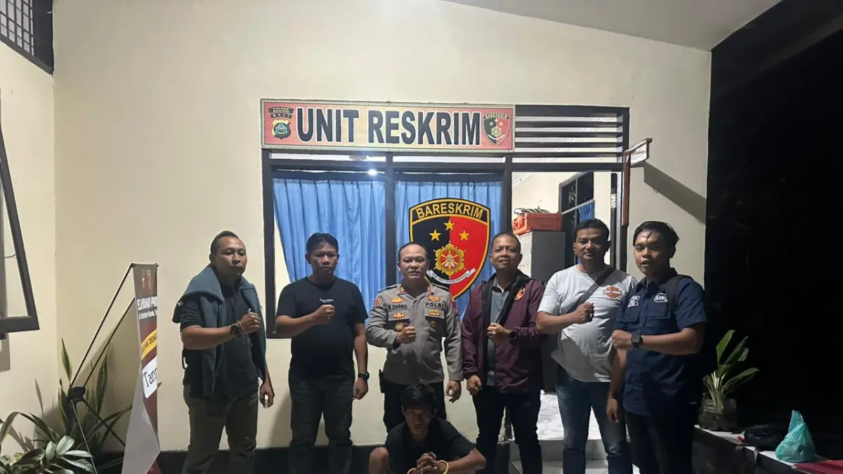 TERTANGKAP BASAH: Polisi menangkap pemuda berinisial NA, pemuda asal Desa Julah, Kecamatan Tejakula, Buleleng. Dia nekat membakar kandang sapi dan mobil milik warga karena kecewa hubungan asmara kandas. (Polres Buleleng)